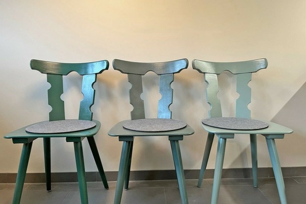 Die alten St�hle geh�rten �brigens zum Inventar des alten Bauernhauses � ein frischer Anstrich hat ihnen neues Leben eingehaucht.